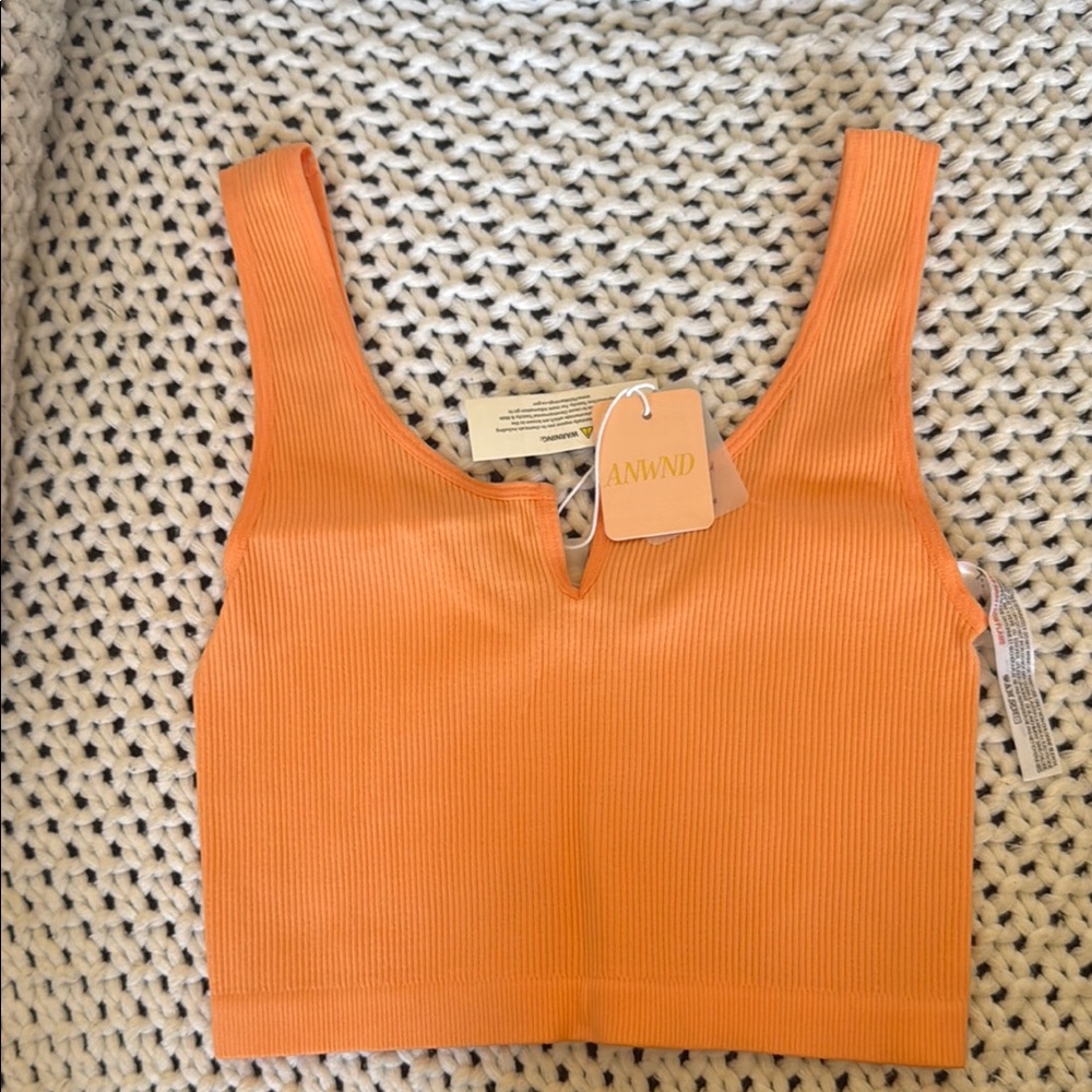 NWT  Ribbed crop tank